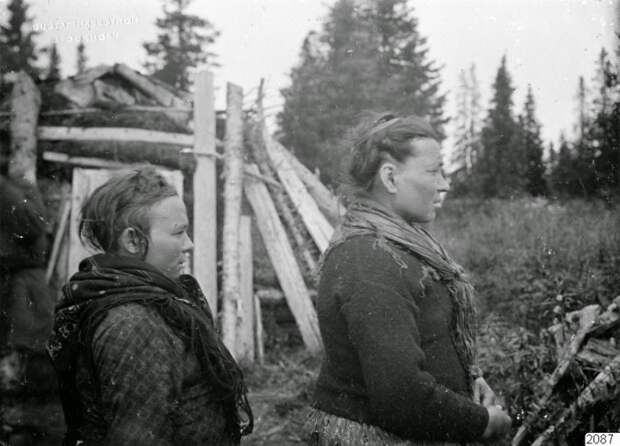 Две женщины в повседневной одежде. Россия, Архангельская губерния, село Ловозеро, 1910 год. Две женщины в повседневной одежде. Россия, Архангельская губерния, село Ловозеро, 1910 год.