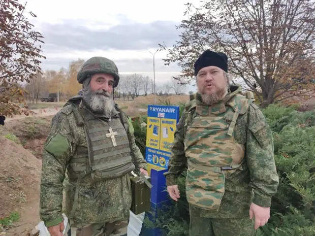"Десантный батюшка" Михаил Васильев (справа)