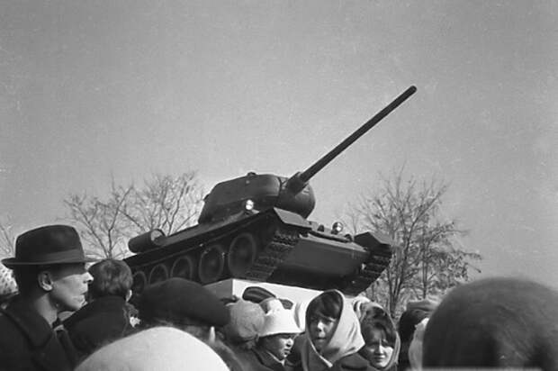Открытие памятника – танка Т-34. 