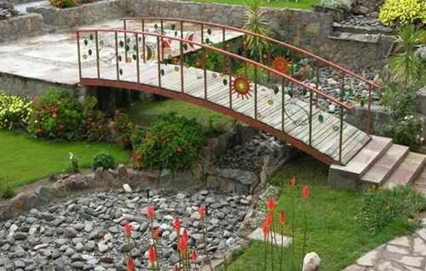Кованые мостики для сада