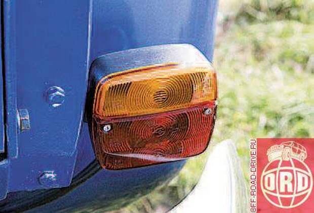 Задние фонари установлены уже во время эксплуатации для соответствия европейским нормам, но в общую концепцию вписываются.