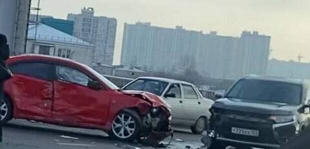 Стало еще хуже: пробки из-за аварий на Северных мостах в Краснодаре разрастаются