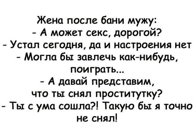 Маленькая черепашка лезет на дерево. Цепляется, упирается, все-таки залезает...