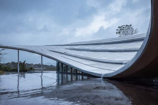 Инновационный дизайн крыши обеспечивает сбор дождевой воды и погружает посетителей в фантастическую атмосферу (Haikou Xixiu Park Visitor Center, Китай). | Фото: designboom.com.