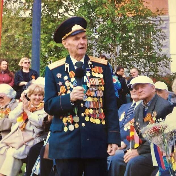 Школьники из Южного Медведкова поздравили 99-летнего ветерана войны