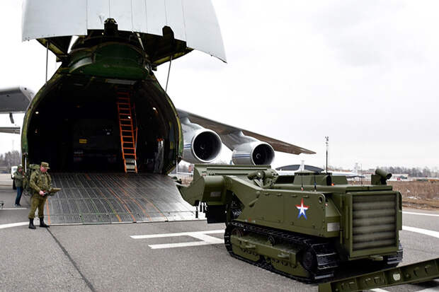Погрузка робота-сапера "Уран-6" в самолет Ан-124 для отправки разминирования Пальмиры Пресс-служба Министерства обороны РФ/ТАСС
