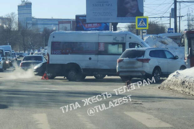 Маршрутка столкнулась с кроссовером на Одоевском шоссе в Туле