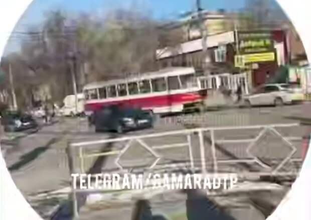В Самаре трамвай на переходе сбил 22-летнюю девушку