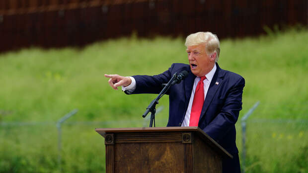 Бывший президент США Дональд Трамп во время поездки в Техас Бывший президент США Дональд Трамп во время поездки в Техас - РИА Новости, 1920, 26.01.2022