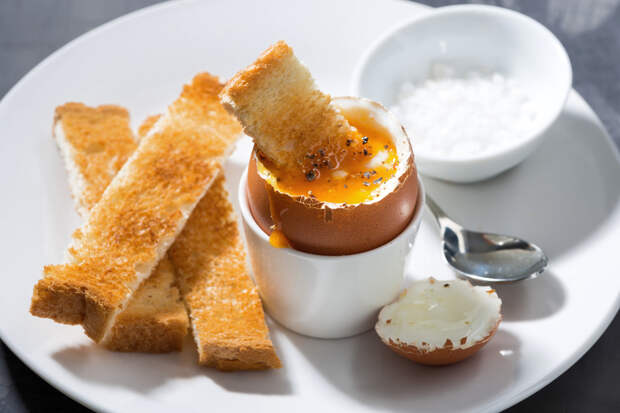 Английский завтрак -яйца с гренками