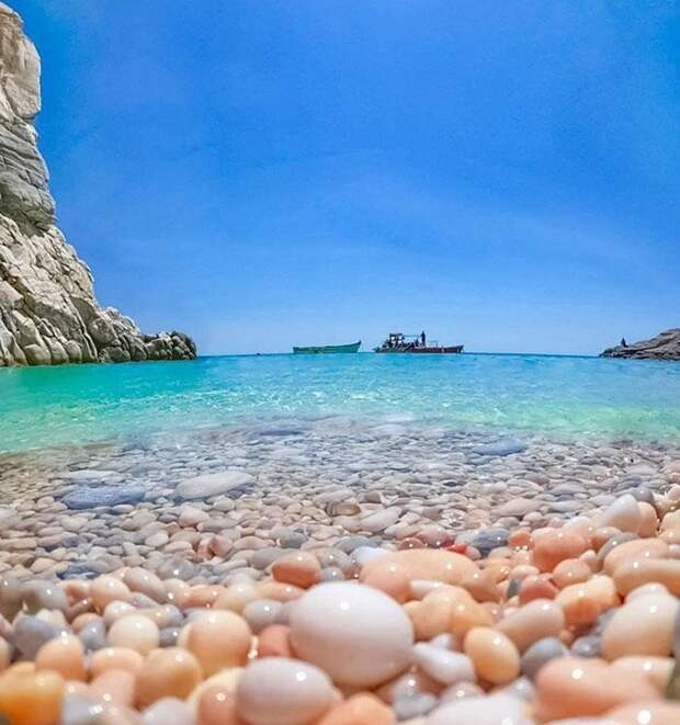 18. Камни на пляже выглядят как яйца
