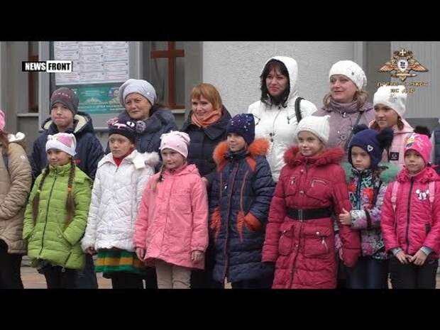Дети военных ВС ДНР посетили с экскурсией драмтеатр Донецка
