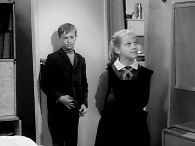Кадр из фильма *Звонят, откройте дверь*, 1965 | Фото: vokrug.tv Кадр из фильма *Звонят, откройте дверь*, 1965 | Фото: vokrug.tv