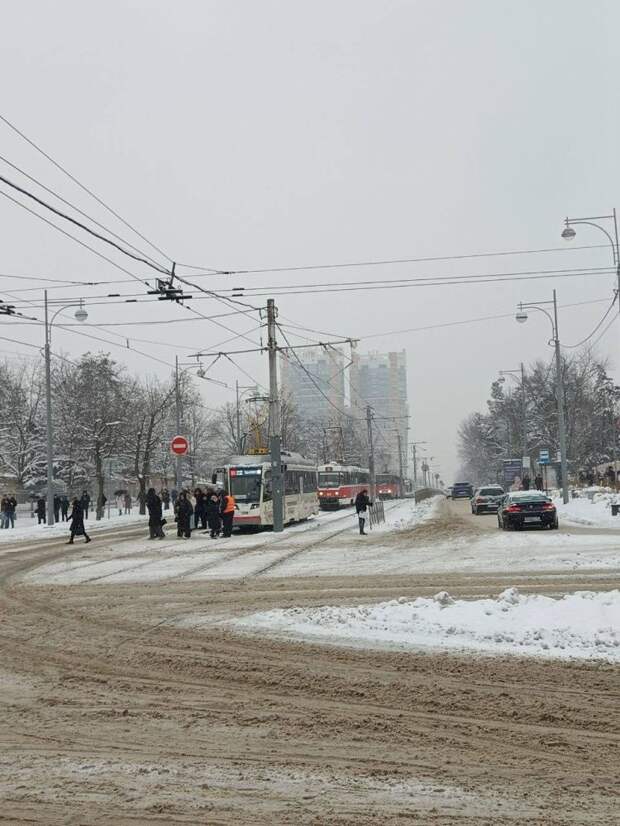 Сегодня даже хуже, чем вчера! Краснодар стоит бордовый в пробках, цены на такси зашкаливают