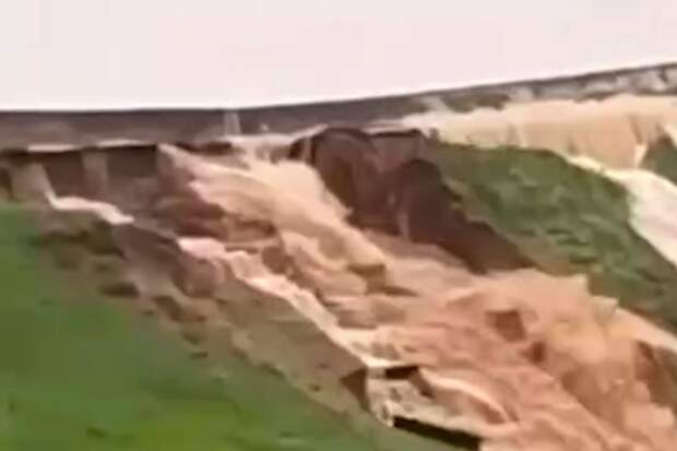 Момент прорыва дамбы в Дагестане попал на видео