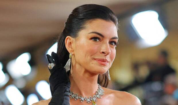 Энн Хэтэуэй высмеяла слухи о пластике