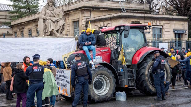 Во Франции протестующие фермеры прорвались на территорию Минсельхоза – BFMTV