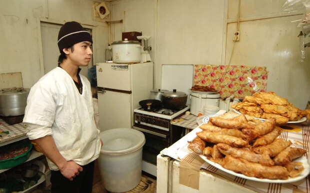 Мигранты забросали едой и посудой силовиков в популярном новосибирском кафе