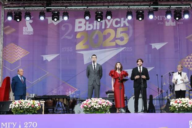 На празднике выступили новоиспеченные выпускники МГУ. Слева направо: Максим Буров (факультет мировой политики), Дзерасса Базоева (факультет журналистики), Георгий Юкляевских (физический факультет).Фото: Елена Либрик / «Научная Россия»