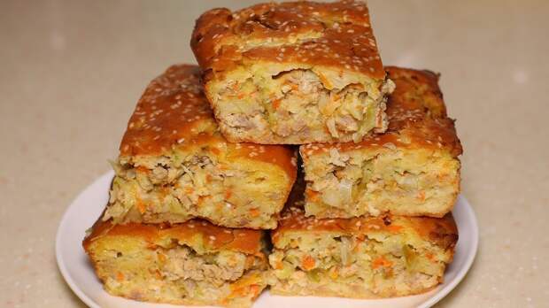 Заливной пирог с фаршем и капустой на сметане