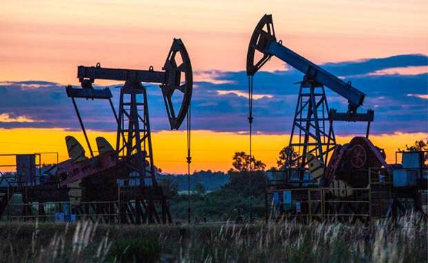 На фото: нефтедобывающая станция в поселке Низовье, Калининградская область, Россия