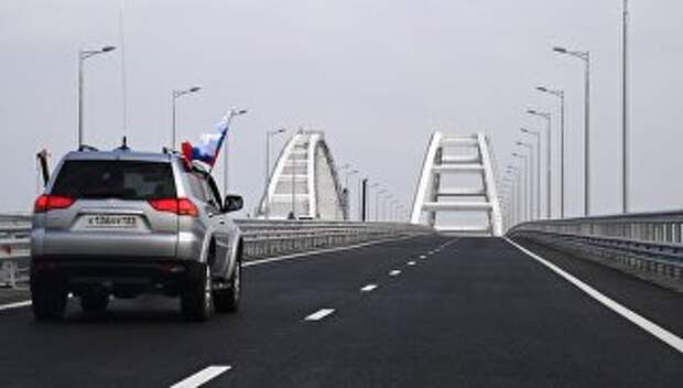 Автомобильное движение по автодорожной части Крымского моста