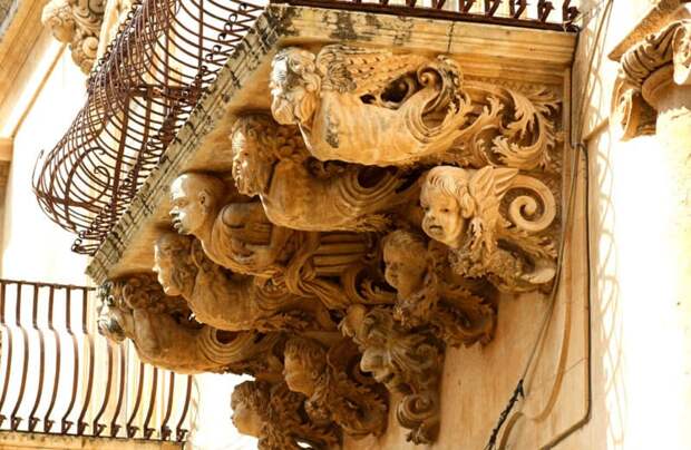 Его отличительной чертой явился обязательный балкон с лепными конструкциями основания и огромным количеством резьбы и кованых элементов – балясин