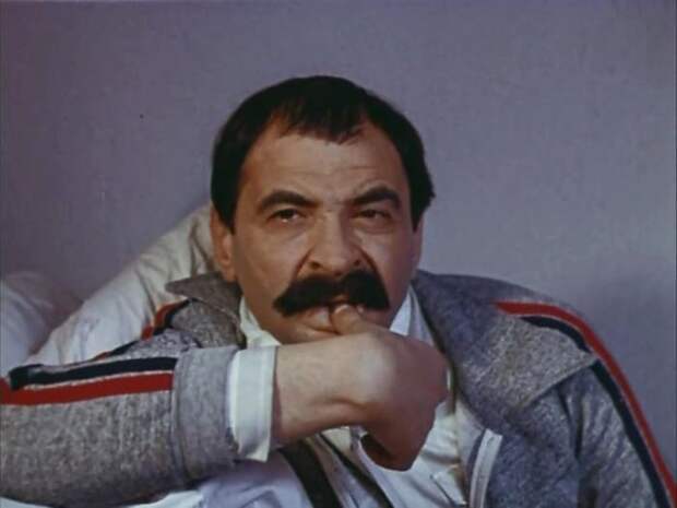 Илья Олейников в фильме *Приморский бульвар*, 1988 | Фото: kino-teatr.ru Илья Олейников в фильме *Приморский бульвар*, 1988 | Фото: kino-teatr.ru