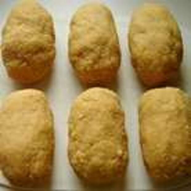 Из образовавшейся массы сформовать пирожное в виде картошки.