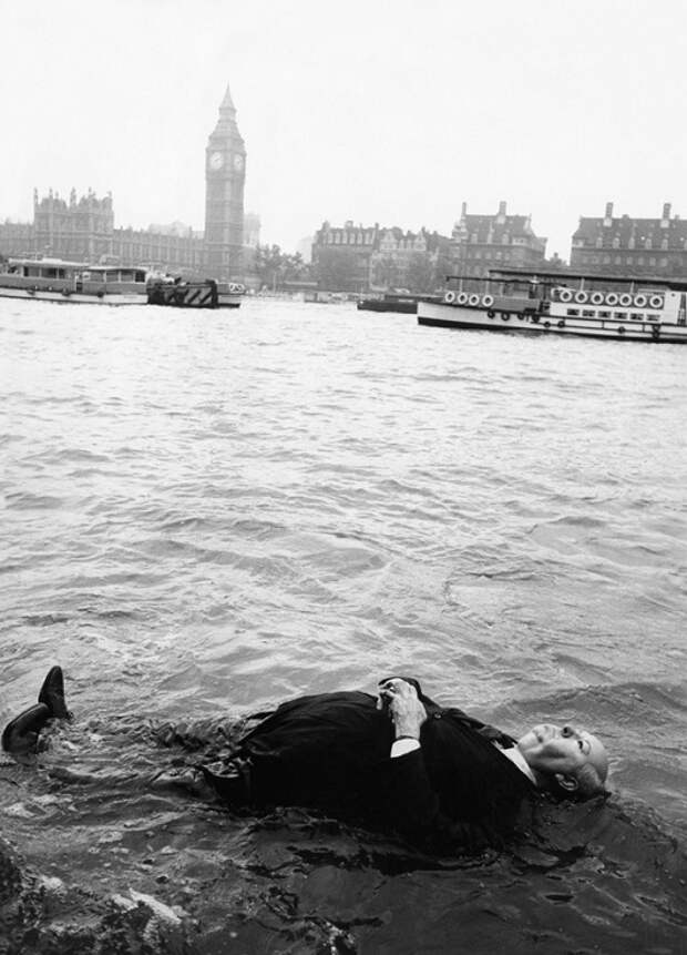 Манекен Альфреда Хичкока плавает в Темзе. | Фото: bigpicture.ru.