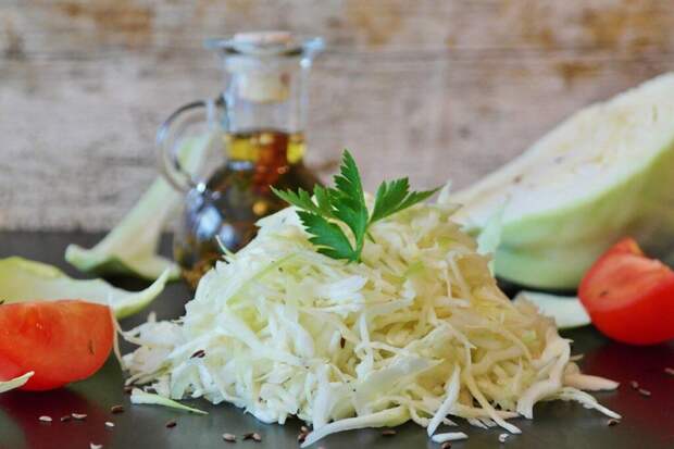 Зимний салат: капуста с огурцами без лишних хлопот