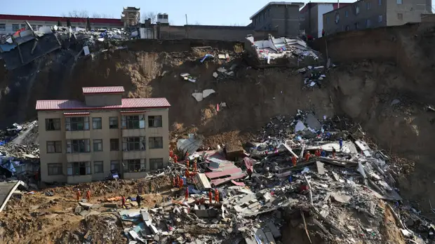 Число жертв оползня в Китае увеличилось до 15