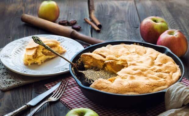 Пирог с яблоками на сковороде