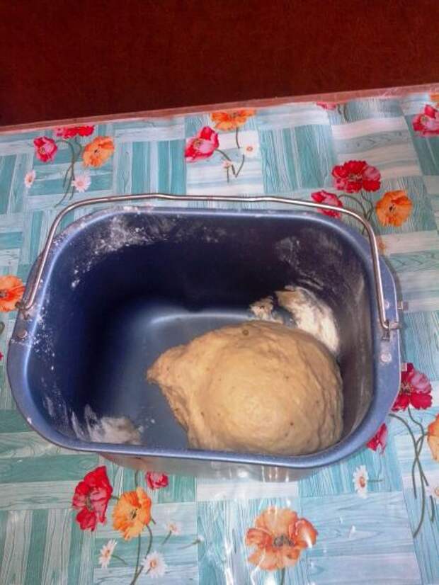 Фото №2 рецепта "Ханум в  сковородке" : Достаю тесто из хлебопечки.