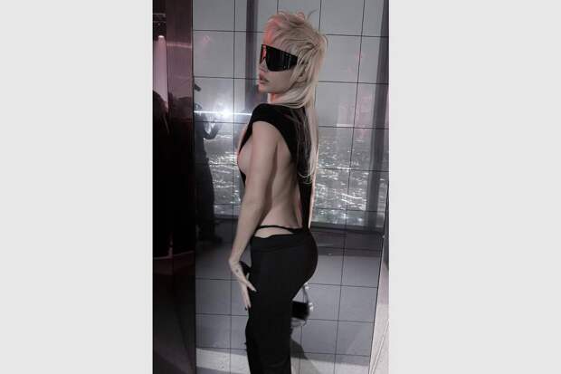 Сменившая имидж Глюкоза появилась на публике с торчащими из-под штанов трусами