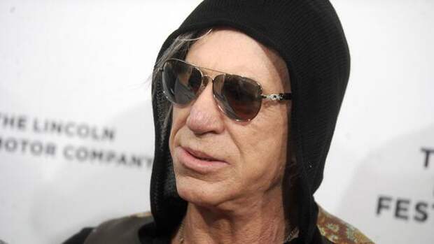 Обезображенный и бездомный Микки Рурк не хочет возвращаться к работе