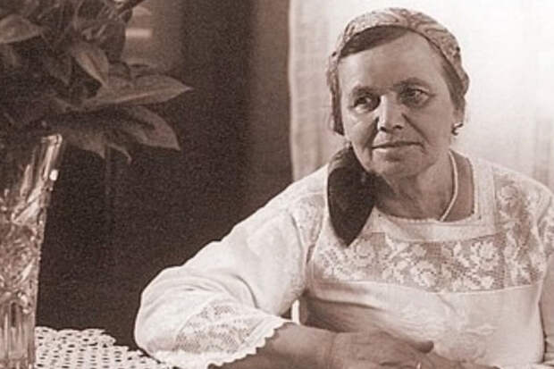 Певица София Ротару показала архивное фото своей матери