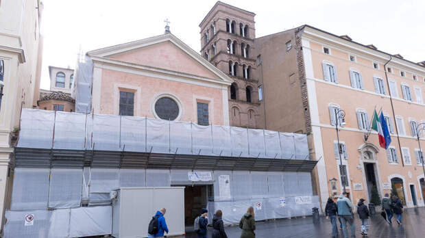 Ангел с лицом Мелони появился в римской базилике после реставрации