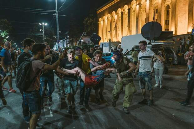 В Тбилиси полиция применила резиновые пули по протестующим