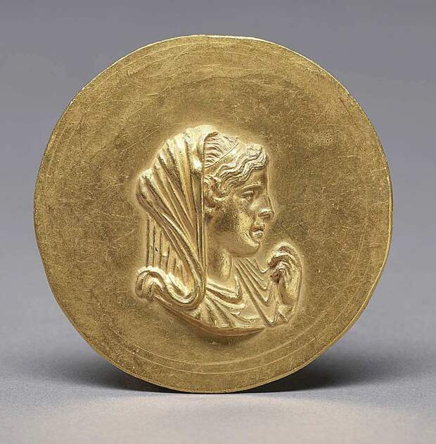 Золотой медальон с изображением Олимпиады, выпущенный от имени императора Каракаллы в честь Александра Великого, 215—243 гг. н.э., Художественный музей Уолтерса, Балтимор.