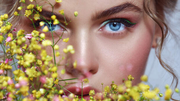 Маму, жену, коллегу: что подарить и как красиво поздравить женщин с 8 Марта