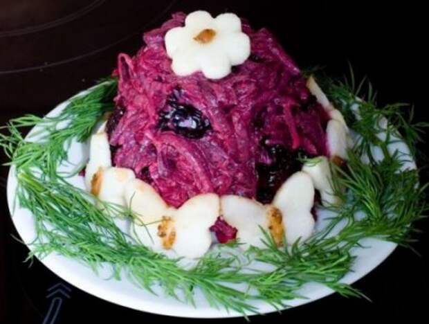 Салат со свеклой, сыром и чесноком