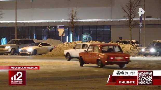 Стритрейсеры превратили парковку "Крокус Сити" в персональный автодром