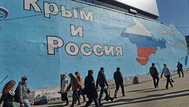 Патриотические граффити на Таганской площади с надписью Россия и Крым – вместе навсегда
