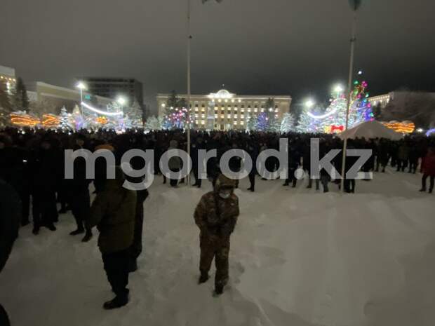 На площади Абая в Уральске включили сирены. Власти просят митингующих разойтись