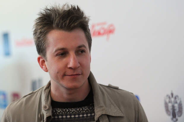 Уехавший из РФ актер сериала «Интерны» стал стримером из-за нехватки денег