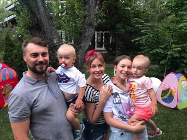 Елена Кравец с мужем и детьми