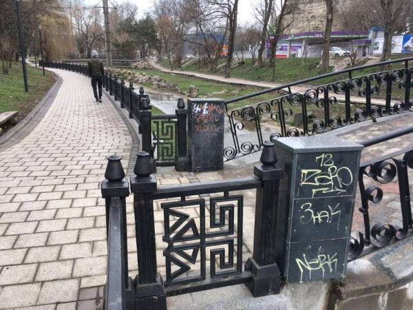 Вандалы испохабили отреставрированную набережную в Симферополе и Таврическую лестницу в центре Севастополя
