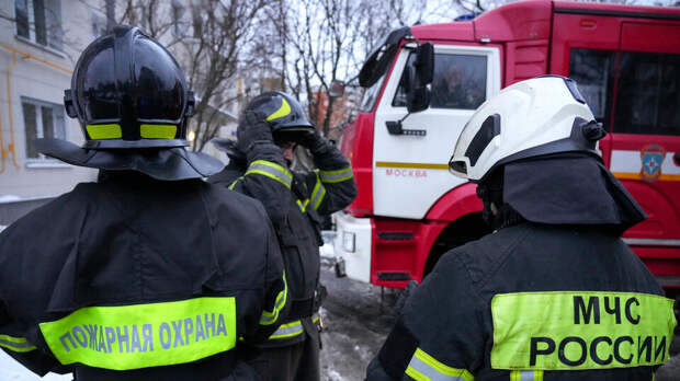 Очевидцы: автомобиль взорвался на парковке на западе Москвы