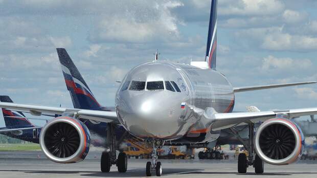 Летящий из Антальи самолет совершил аварийную посадку в Петербурге